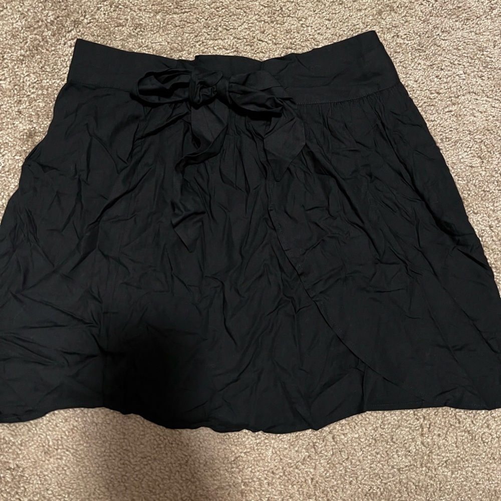 Shore Black High-Waisted Skort with Bow and zipper